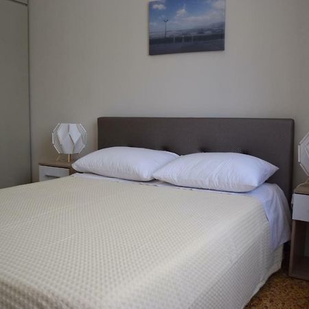 Modern Apartment With Garden 基萨莫斯 外观 照片